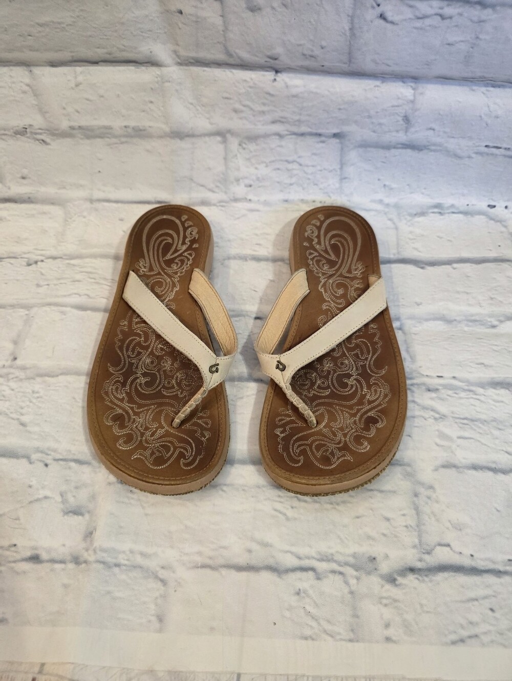OluKai Cream and Tan Leather Flip Flop Sandals Size 11